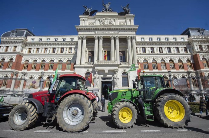 Dos tractores, frente al Ministerio de Agricultura, donde representantes de agricultores extremeños han llegado convocados por Apag para pedir mejoras para el campo.