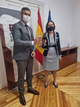 La ministra de Industria, Comercio y Turismo, Reyes Maroto, y el presidente de la Federación Española del Vino (FEV), Emilio Restoy