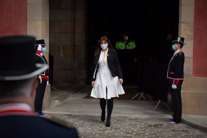 La candidata de Junts, Laura Borrs, a su salida del Auditorio del Parlament de Catalunya recibida por los Mossos tras ser proclamada nueva presidenta de la Cámara catalana en el inicio de la XIII legislatura, en Barcelona, Catalunya, (España), a 12 de 