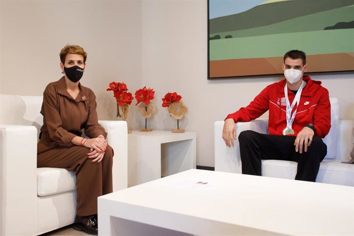 La presidenta del Gobierno de Navarra, María Chivite, y Rubén Pascual, campeón europeo de atletismo