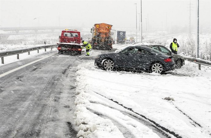 Un vehículo permanece en el arcén de una autovía por la nevada en Burgos, Castilla y León (España), a 8 de marzo de 2021. La nieve ha sorprendido a los burgaleses este lunes desde primera hora de la mañana, a pesar de que no había aviso en las prevision