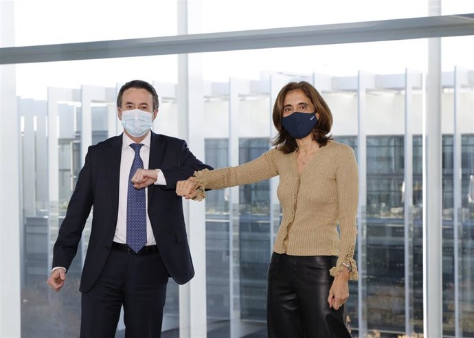 El consejero delegado de Repsol, Josu Jon Imaz y la presidenta de Microsoft España, Pilar Lopez.