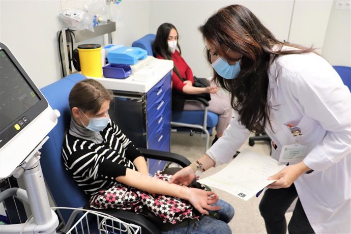 El hospital Juan Ramón Jiménez mejora la seguridad y amplía las prestaciones con el hospital de día de alergia.