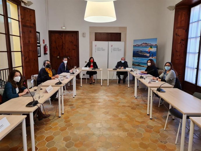 Reunión entre el Govern y el sector del alojamiento turístico.