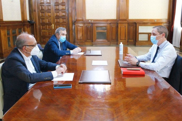 El subdelegado del Gobierno en Lleida, José Crespín, junto al jefe de carreteras del Estado en Catalunya, Vicen Vilanova, y el jefe de la unidad de carreteras en Lleida, Juan Antonio Romero