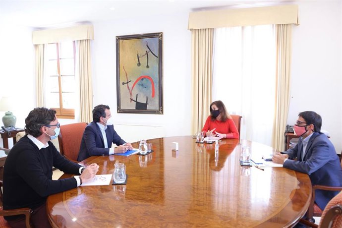 El diputado del PP Antoni Costa, el presidente del PP, Biel Company, la presidenta del Govern, Francina Armengol, y el conseller de Modelo Económico, Turismo y Trabajo, Iago Negueruela.