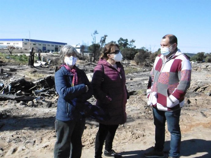 El coordinador provincial de Izquierda Unida en Huelva, Rafael Sánchez Rufo, y la presidenta de la Asociación Multicultural de Mazagón, Pepa Suárez.
