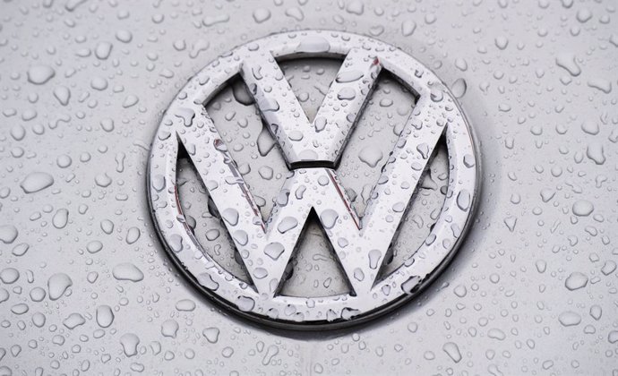 Archivo - Logo de Volkswagen.