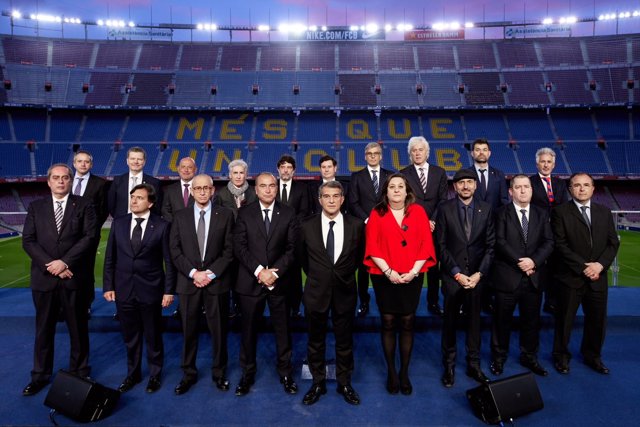 El nuevo presidente del FC Barcelona, Joan Laporta, con la nueva Junta Directiva del club, tras la toma de posesión en el Camp Nou