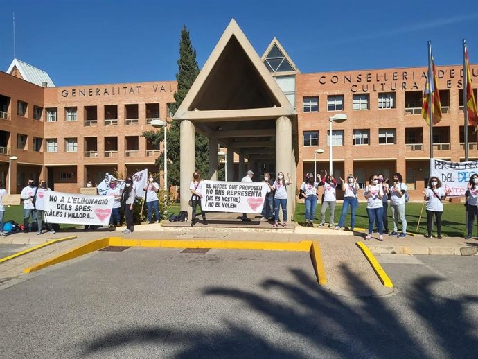 Concentración frente a la sede de la Consejería  de Educación para pedir el mantenimiento de los SPES