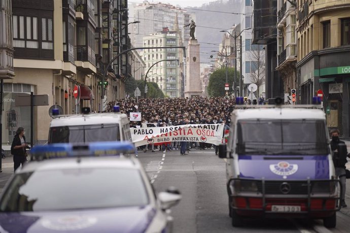 Furgones de la Ertzaintza delante de cientos de personas con una pancarta durante una manifestación contra el encarcelamiento de Pablo Hasel en el sexto día de protestas, en la Plaza de Arriaga, Bilbao, Vizcaya, País Vasco (España), a 21 de febrero de 2