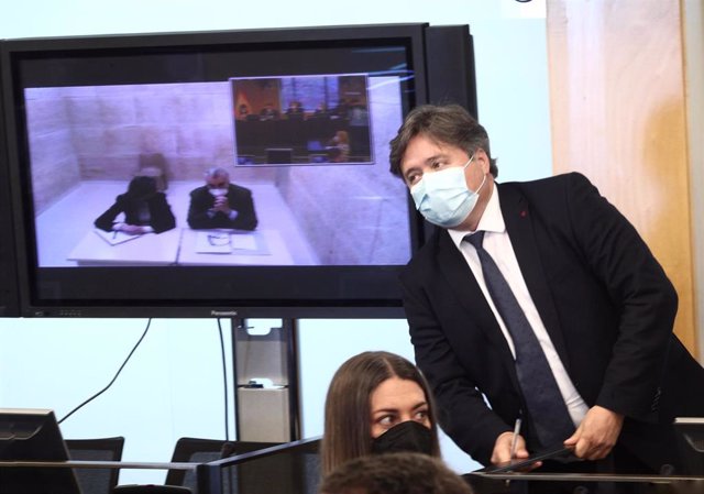El diputado del PP Luis Santamaría (d), y el extesorero del PP, Luis Bárcenas (en la pantalla), durante la Comisión de Investigación sobre la operación Kitchen