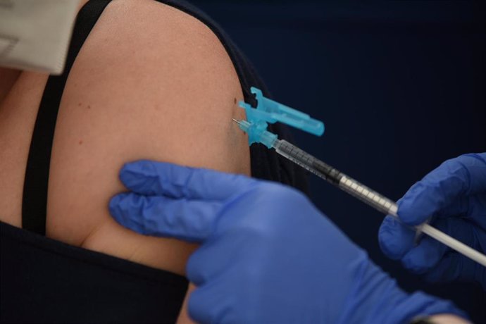 Una mujer recibe la primera dosis de la vacuna contra la Covid-19 en el Hospital de campaña de La Fe, en Valencia, Comunidad Valenciana (España), a 15 de marzo de 2021.