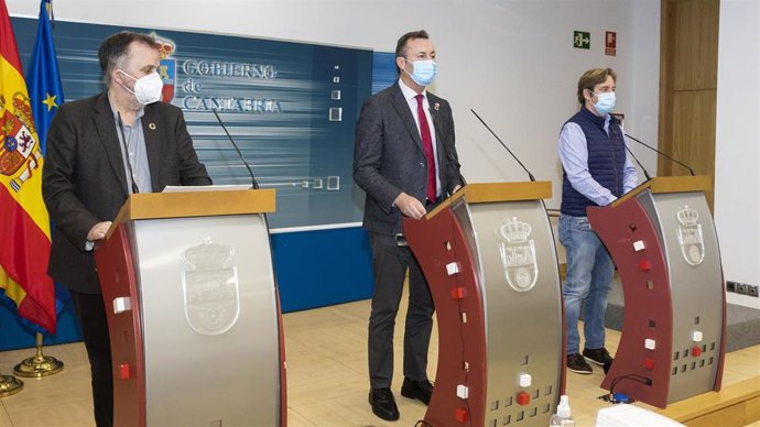 El Consejero Guillermo Blanco, El Director General Antonio Lucio Y El Presidente De La Federación De Municipios De Cantabria, Pablo Diestro, Presentan La Orden De Regulación De Las Quemas Controladas.