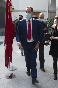 Aguado plantea qué hacen los padres con sus hijos el 4-M e ironiza con el lema de Ayuso: "Comunismo o libertad"