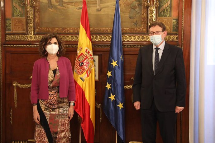 La ministra de Hacienda, María Jesús Montero (i), durante un encuentro con el presidente de la Generalitat valenciana, Ximo Puig (d), en la sede ministerial, en Madrid (España), a 17 de marzo de 2021. Puig aborda este miércoles con la ministra de Hacien