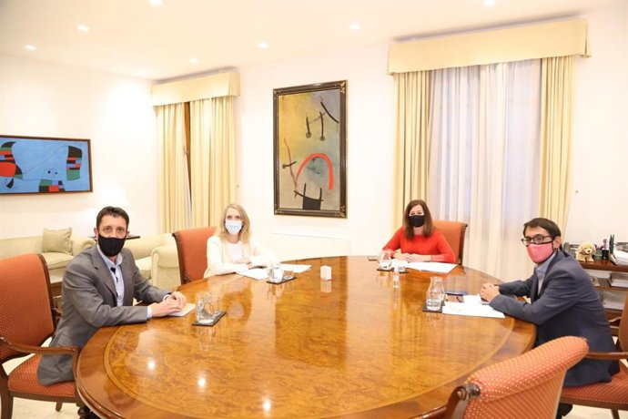 El presidente de El PI, Antoni Amengual, la diputada Lina Pons, la presidenta del Govern, Francina Armengol, y el conseller de Modelo Económico, Turismo y Trabajo, Iago Negueruela.