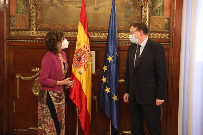 La ministra de Hacienda, María Jesús Montero (i), durante un encuentro con el presidente de la Generalitat valenciana, Ximo Puig (d), en la sede ministerial, en Madrid (España), a 17 de marzo de 2021. Puig aborda este miércoles con la ministra de Hacien