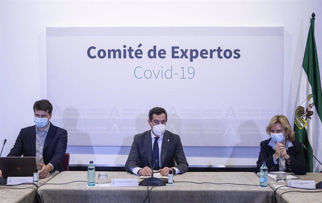 El presidente de la Junta de Andalucía, Juanma Moreno (c), en la reunión del Consejo Asesor de Alertas de Salud Pública de Alto Impacto (Comité de Expertos). En Sevilla (Andalucía, España), a 17 de marzo de 2021.