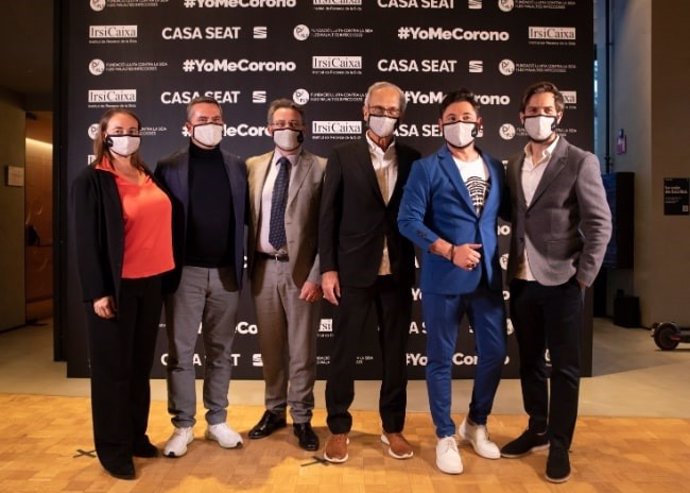El president de la Fundació Lluita Contra la Sida i les Malalties Infeccioses (FLS), Bonaventura Clotet, al costat d'altres convidats de l'esdeveniment solidari 'Jo em corono' a la Casa Seat de Barcelona