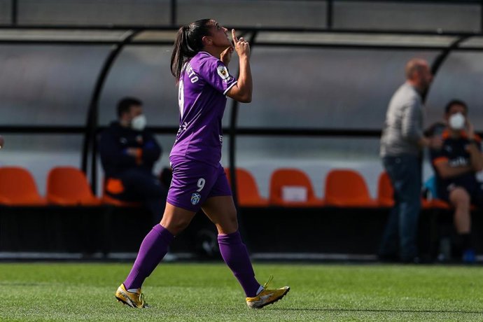 Cristina Martín celebra un gol con la UD Granadilla Tenerife Egatesa