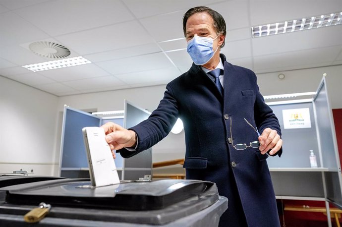 17 March 2021, Netherlands, Ouderkerk aan de Amstel: Mark Rutte, Dutch Prime Minister and leader of the People's Party for Freedom and Democracy (VVD), casts his vote in a polling station at a primary school during the 2021 Dutch general election. Photo