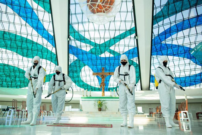 Archivo - 03 September 2020, Brazil, Brasília: Members of the Brazilian army wearing  full protective suits, disinfect Our Lady of Aparecida cathedral amid the Coronavirus (Covid-19) outbreak. Photo: Myke Sena/dpa