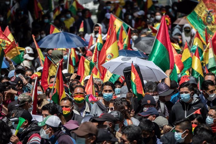 17 March 2021, Bolivia, La Paz: People wave flags of Bolivia during a protest against the arrest of Bolivia's former interim president Jeanine Anez and other ex-ministers. A group of doctors took part in the rally, calling for the repeal of a new law wh