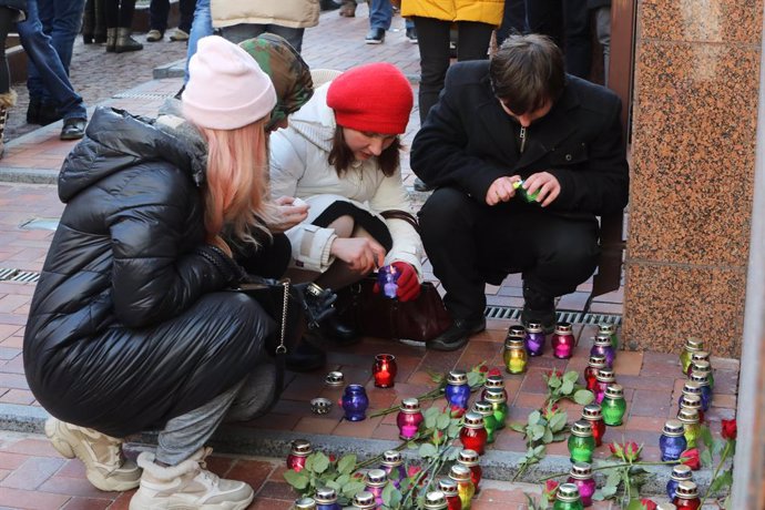 Archivo - 17 February 2020, Ukraine, Kiev: People place lanterns outside the Embassy of Iran in Kiev, during a commemorative vigil held to mark 40 days after the January 8 downing of the Ukraine International Airlines (UIA) Boeing 737-800 near Tehran. P