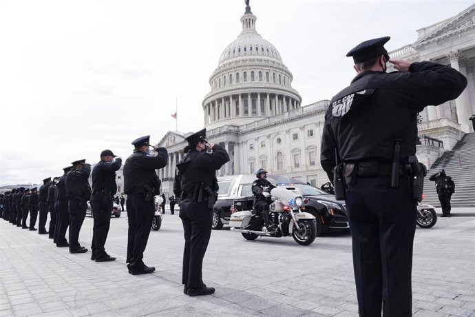 Archivo - Oficiales de Policía frente al Capitolio saludan al agente muerto durante la toma del edificio el 6 de enero.