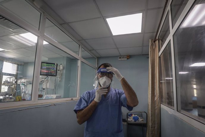 Archivo - Un trabajador sanitario palestino en la Franja de Gaza durante la pandemia de coronavirus