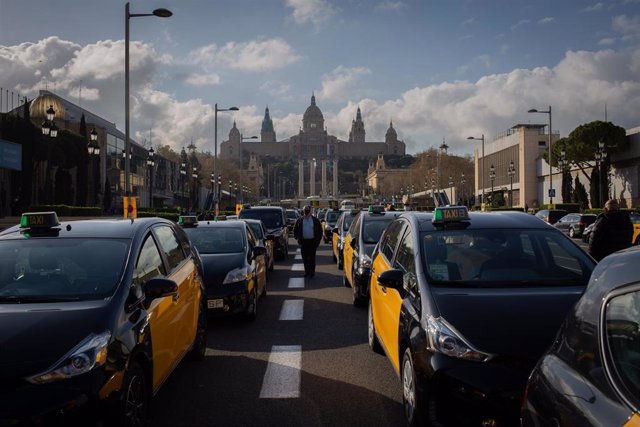 Los taxistas protestan en la avenida Maria Cristina de Barcelona contra el regreso de Uber a la ciudad.