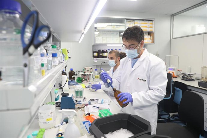 Archivo - Investigadores trabajan en las instalaciones de una nueva factoría de la empresa ALGENEX dedicada a la producción de vacunas, en Tres Cantos (Madrid)