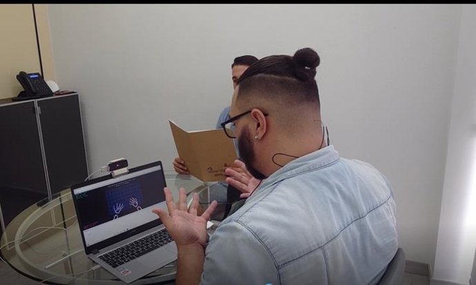 Indra y Fundación Universia impulsan un dispositivo creado por la ULPGC que da voz a las personas sordas al interpretar la lengua de signos