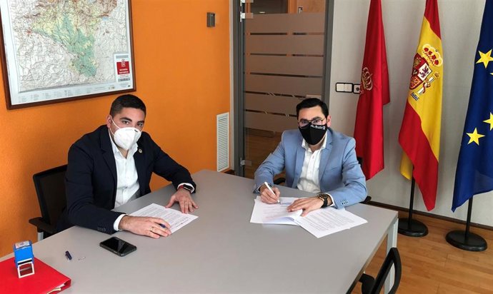 El alcalde de Ribaforada, Tirso Calvo, y el DG de Administración Local y Despoblación, Jesús María Rodríguez, durante la firma del convenio
