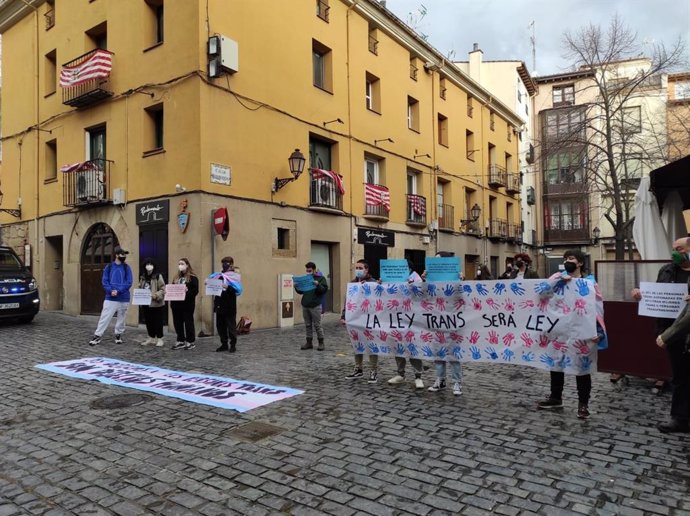 Concentración colectivo Trans frente al Parlamento riojano