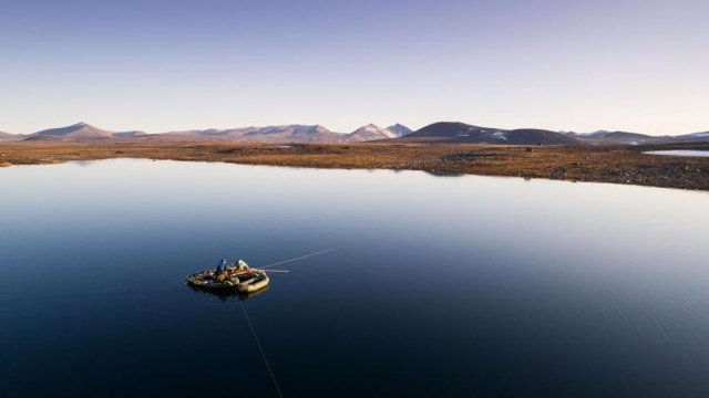 Recogida de sedimentos en un lago de la isla de Baffin