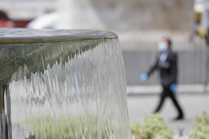 Archivo - Imagen de una de la fuentes gemelas de la Puerta del Sol en Madrid (España), a 29 de junio de 2020