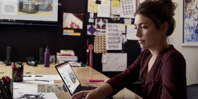 Imagen de una mujer utilizando el 'PowerPoint Presenter Coach'