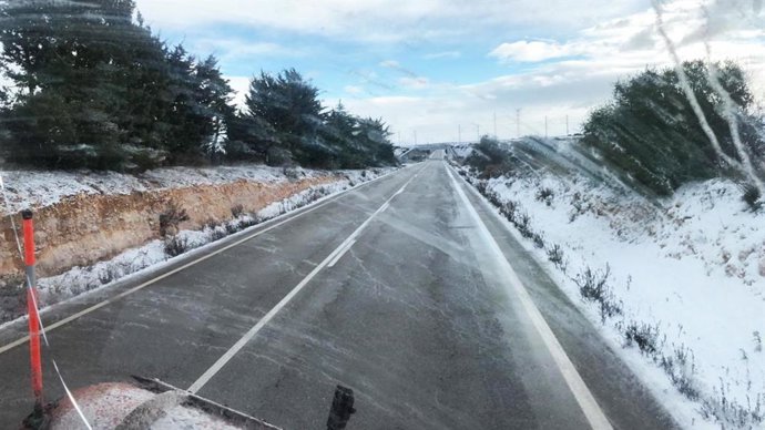 Carretera nevada, hielo, frío.