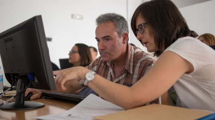 Trabajadores mayores de 45 años en una clase de formación.