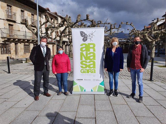 Eusko Jaurlaritzako, Nafarroako Gobernuko, UEMAko eta Etxarri Aranazko Udaleko ordezkariak aurkezpenean.