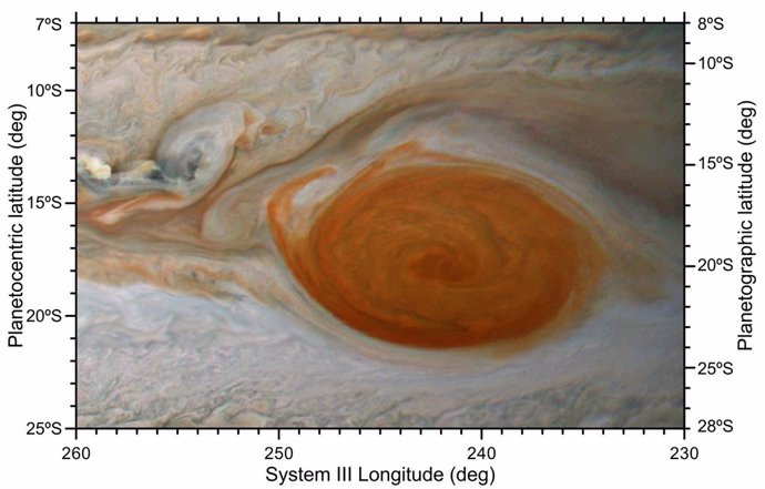 Nubes rojas se desprenden de la Gran Mancha Roja de Júpiter durante un encuentro con un anticiclón más pequeño, como lo vio la JunoCam de alta resolución de la nave espacial Juno el 12 de febrero de 2019.