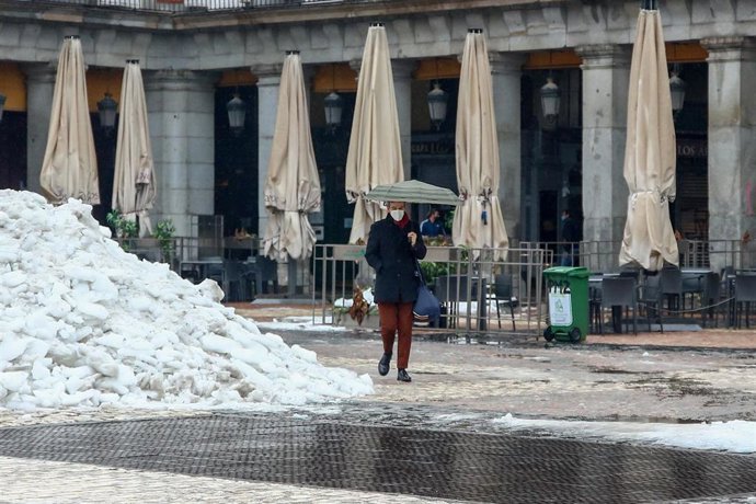 Archivo - Un hombre camina protegido por un paraguas el mismo día de la llegada del temporal Gaetán, en la Plaza Mayor de Madrid, (España), a 20 de enero de 2021. El temporal de nieve y posterior frío provocado por la borrasca 'Filomena' terminó ayer 