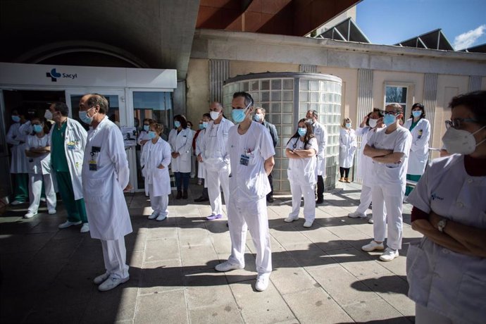 Trabajadores sanitarios participan en el minuto de silencio frente al Hospital Provincial Virgen de la Concha, en Zamora, Castilla y León (España), a 12 de marzo de 2021. El minuto de silencio está convocado en las puertas de los hospitales del Complejo