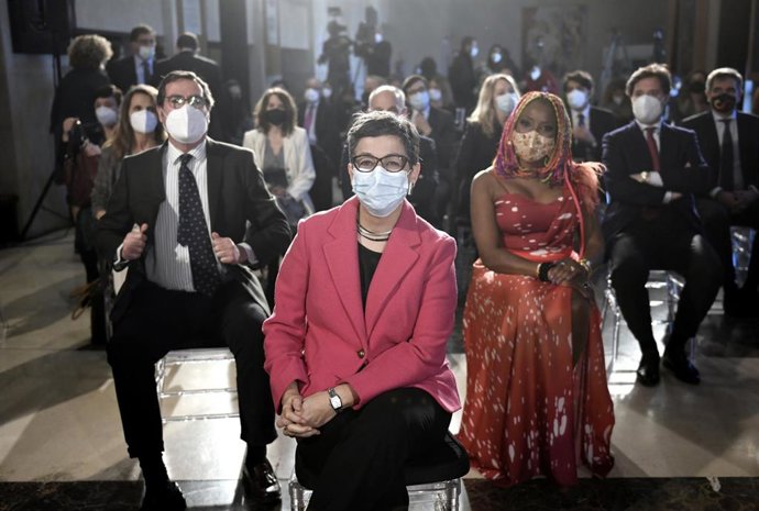 El presidente de la CEOE, Antonio Garamendi; la ministra de Asuntos Exteriores, Unión Europea, Cooperación, Arancha González Laya y la cantante cubana Lucrecia durante la presentación de una nueva entrega de la campaña 'Spain for Sure' en el Teatro Real