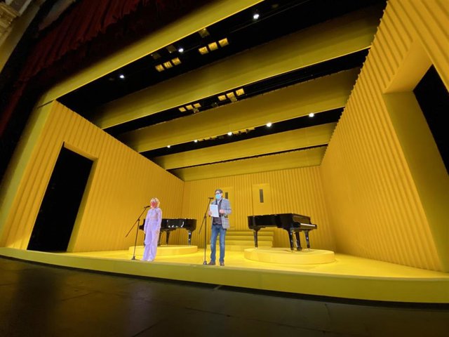 La directora artística de la compañía Boadora y el director artístico del Teatro Calderón de Valladolid, José María Viteri, presentan 'Viaje a la luna', escenificación teatral del único guion cinematográfico de Federico García Lorca.
