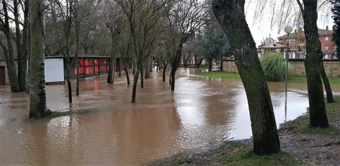 Archivo - Parque inundado en Saldaña (Palencia)