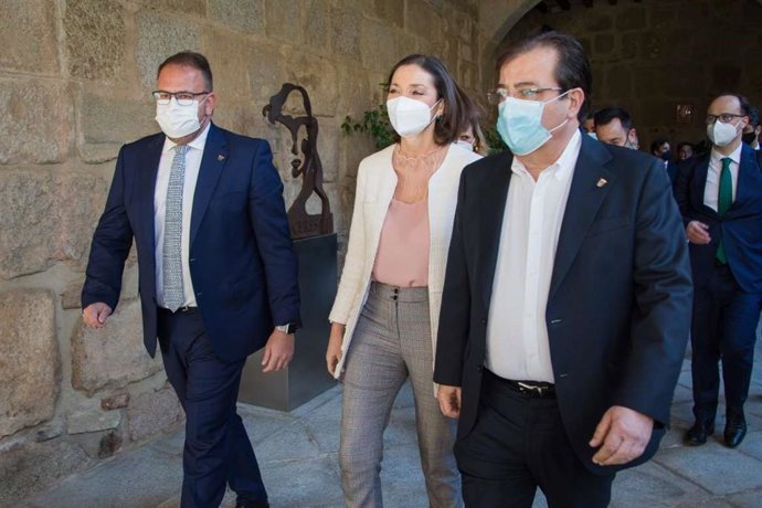 La minstra Reyes Maroto falnqueada por Antonio Rodríguez Osuna y Guillermo Fernández Vara.