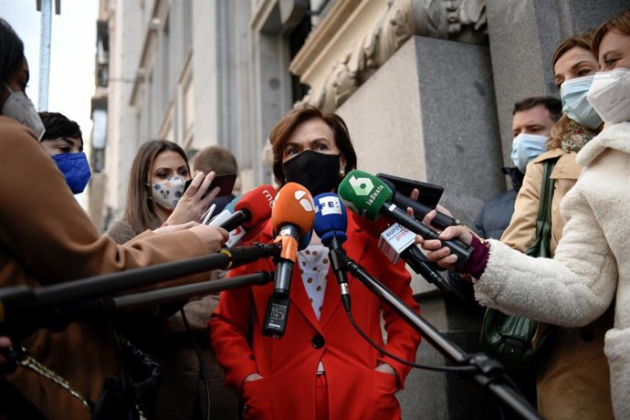 La vicepresidenta primera del Gobierno, Carmen Calvo, ofrece declaraciones a los medios antes de la presentación del libro 'Al amparo del feminismo', en la sede del Instituto Cervantes, Madrid, (España), a 18 de marzo de 2021